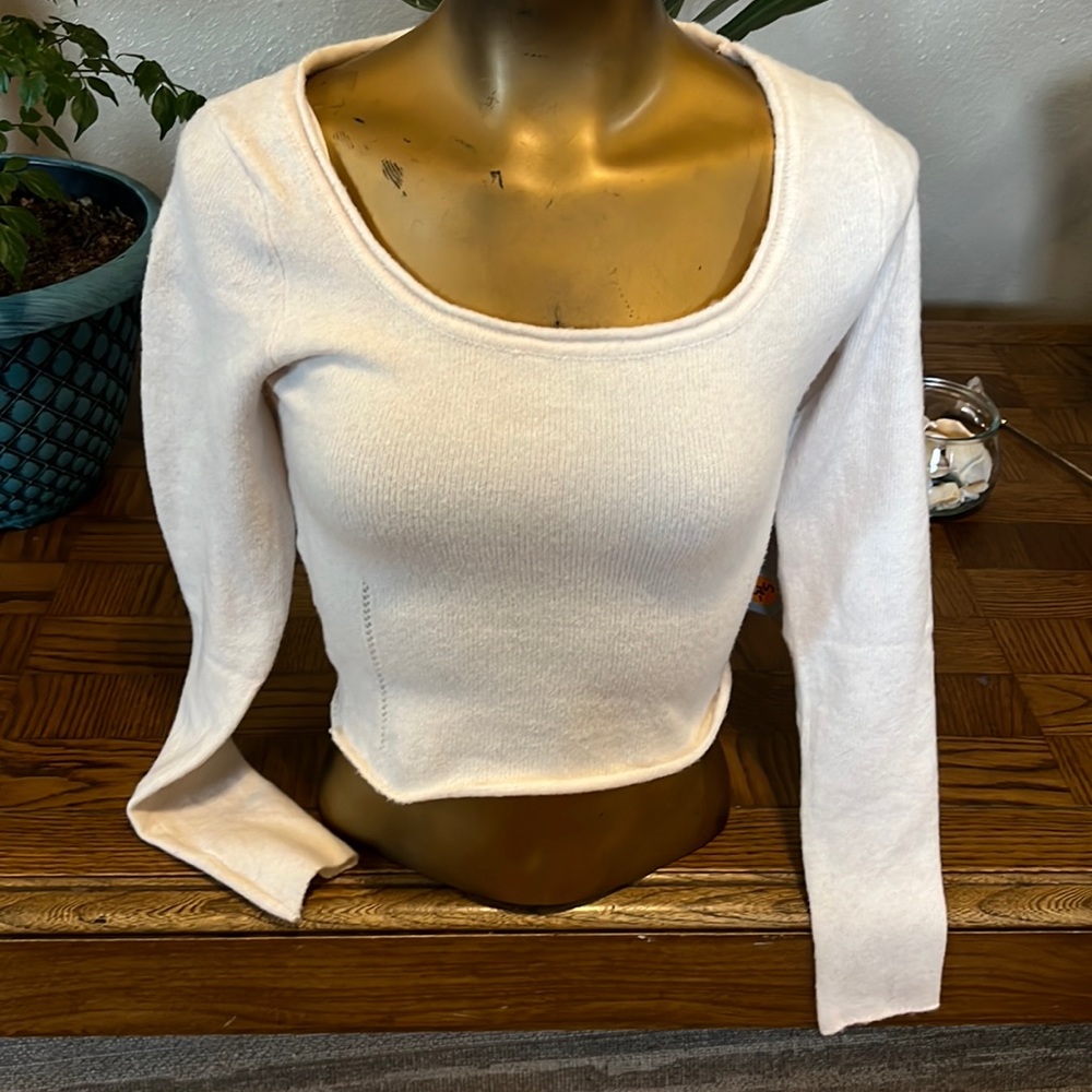 Super cute fitted crop sweater